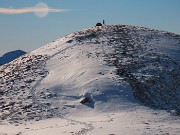 26 All'omone di vetta del Monte Avaro (2080 m)